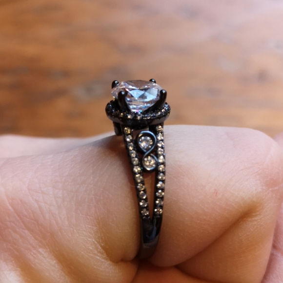 Ring - Picture 3 of 4